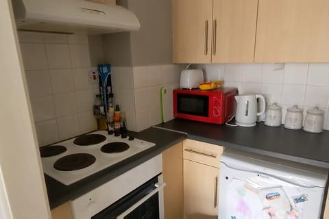 Studio to rent, Kent Road, Southsea