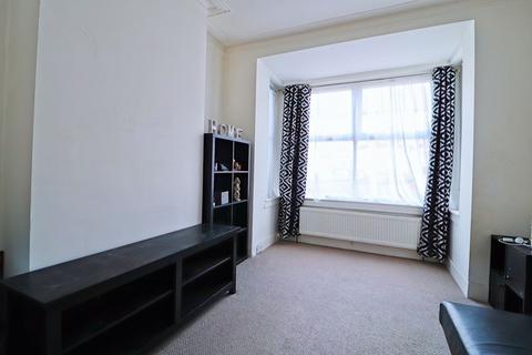 2 bedroom terraced house to rent, South Avenue, Southend-On-Sea