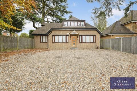 4 bedroom detached house to rent, Newlands Close, HA8