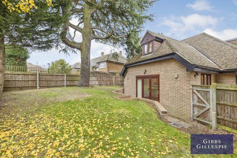 4 bedroom detached house to rent, Newlands Close, HA8