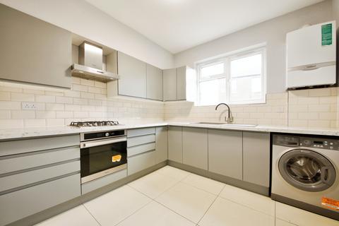 4 bedroom terraced house to rent, Warren Road, Leyton