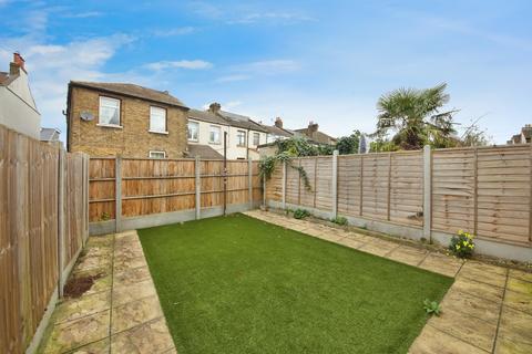 4 bedroom terraced house to rent, Warren Road, Leyton