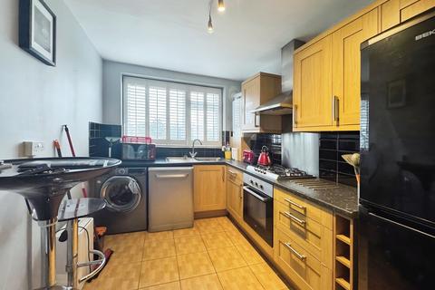 2 bedroom flat to rent, Ingram Lodge, Kings Avenue