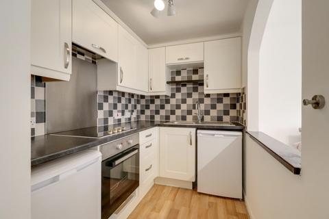 2 bedroom maisonette for sale, 8 Lawrence Close, Guildford