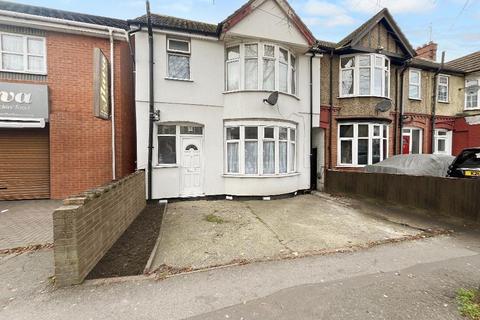 3 bedroom end of terrace house for sale, Biscot Road, Biscot Mill, Luton, Bedfordshire, LU3 1AW