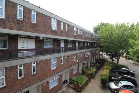 4 bedroom flat to rent, Ethnard Road, London