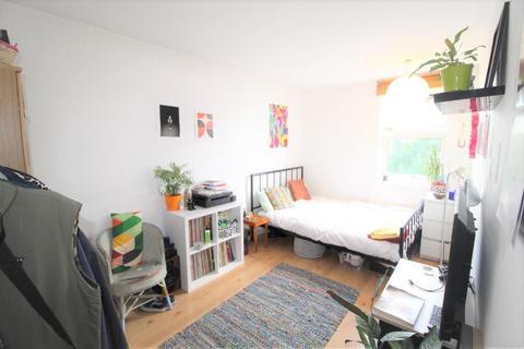 4 bedroom flat to rent, Ethnard Road, London