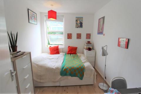 4 bedroom flat to rent, Ethnard Road, London