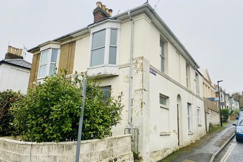 2 bedroom end of terrace house to rent, 9 Winton street