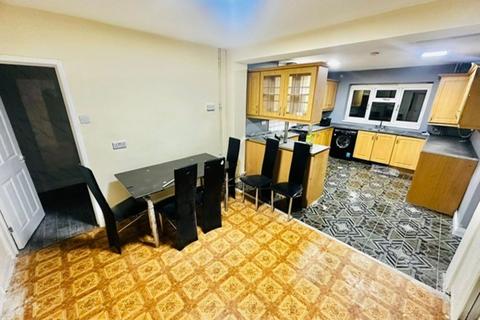 3 bedroom semi-detached house to rent, Menin Road, Tipton, DY4 8DW