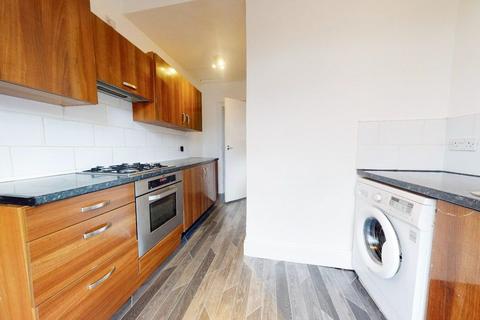 2 bedroom flat to rent, Upminster Road South, Rainham, RM13