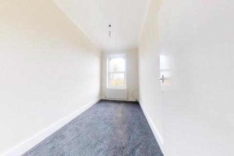 2 bedroom flat to rent, Upminster Road South, Rainham, RM13