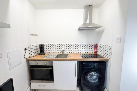 2 bedroom flat to rent, Upminster Road South, Rainham, RM13