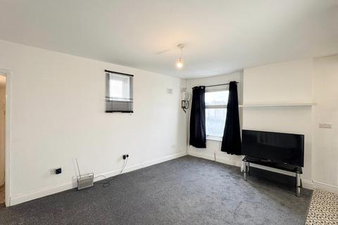 2 bedroom flat to rent, Upminster Road South, Rainham, RM13