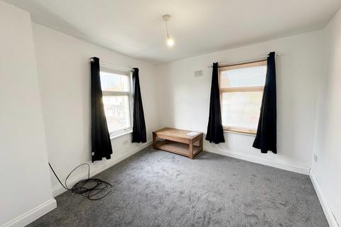 2 bedroom flat to rent, Upminster Road South, Rainham, RM13