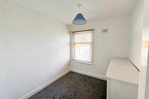 2 bedroom flat to rent, Upminster Road South, Rainham, RM13