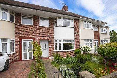 3 bedroom terraced house to rent, Merlin Grove, Essex IG6