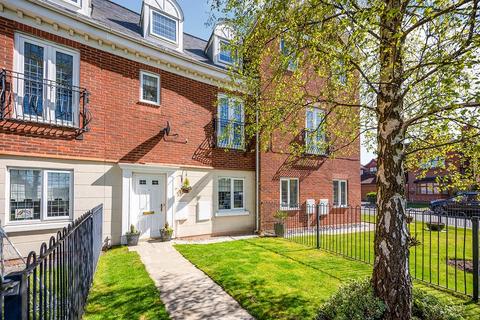 3 bedroom terraced house to rent, Upton Rocks Avenue, Cheshire WA8