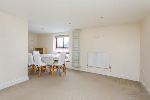 2 bedroom flat to rent, West Street, Hampshire PO9