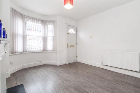 2 bedroom terraced house to rent, Howard Avenue, Bedford MK40