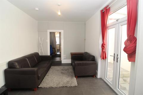 5 bedroom private hall to rent, Llanishen Street, Cardiff CF14