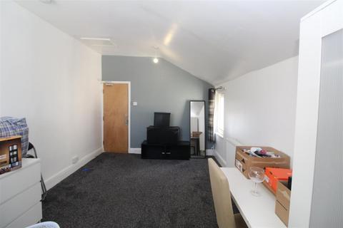 5 bedroom private hall to rent, Llanishen Street, Cardiff CF14