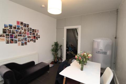 5 bedroom private hall to rent, Llanishen Street, Cardiff CF14