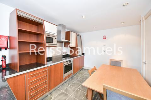 3 bedroom apartment to rent, Newton Place, London E14