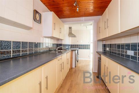 3 bedroom terraced house to rent, Rougemont Avenue, Morden