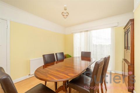 3 bedroom terraced house to rent, Rougemont Avenue, Morden