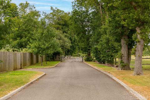 4 bedroom detached house to rent, Maplewood Drive, Lingfield RH7