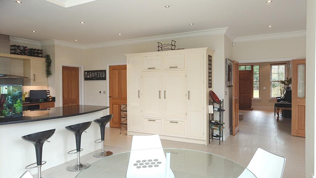 09 Kitchen 3.JPG