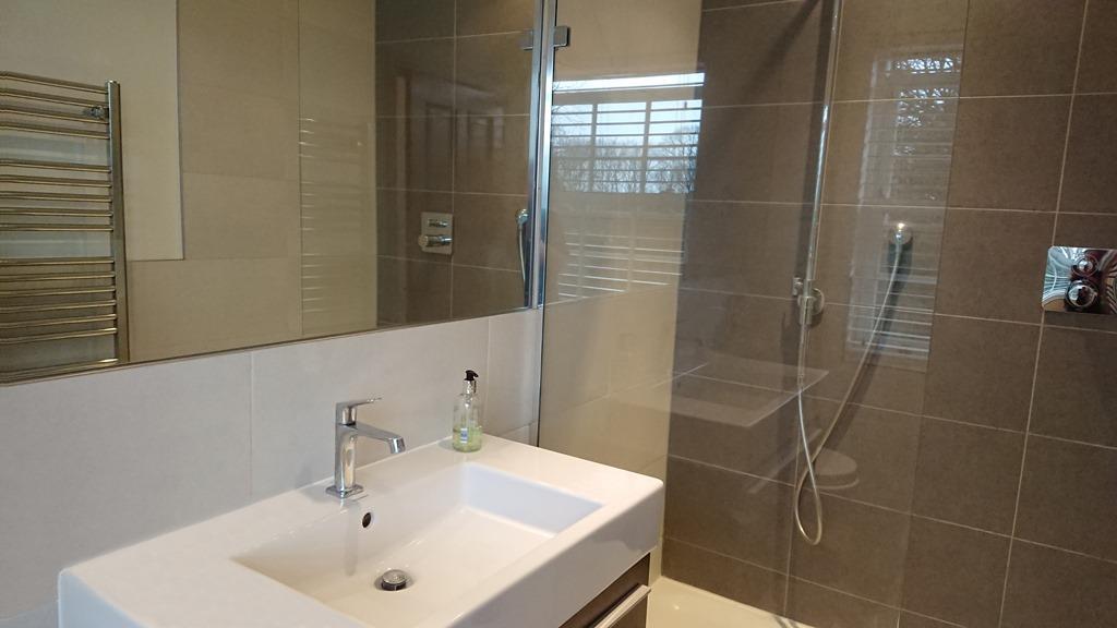 24 Bedroom 3 Ensuite 1.JPG