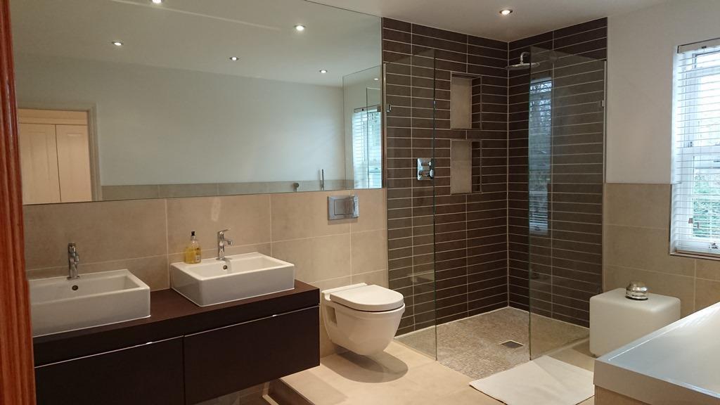 20 Master Ensuite.JPG