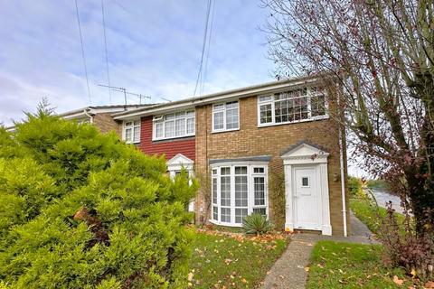 3 bedroom semi-detached house to rent, Laurel Walk, Rainham