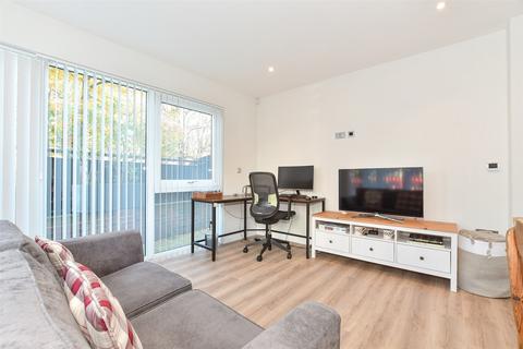 1 bedroom ground floor flat for sale, Station Road, Horsham, West Sussex