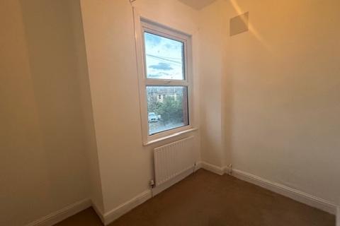 2 bedroom flat to rent, Broad Green Avenue, Croydon, CR0