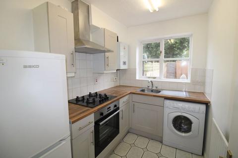 2 bedroom terraced house to rent, Alfred Road, Farnham GU9