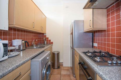 2 bedroom flat to rent, St Johns Hill, Battersea SW11