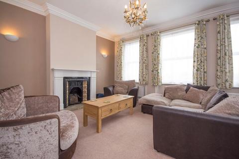 2 bedroom flat to rent, St Johns Hill, Battersea SW11