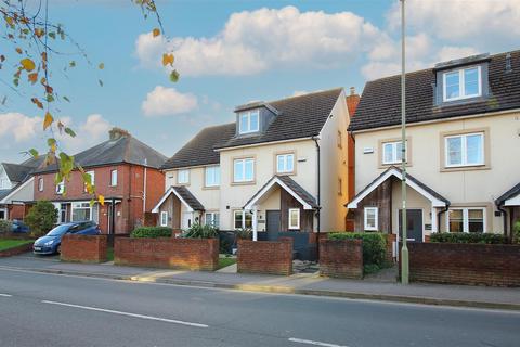 3 bedroom terraced house to rent, Gosport Street, Lymington