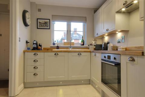 3 bedroom terraced house to rent, Gosport Street, Lymington