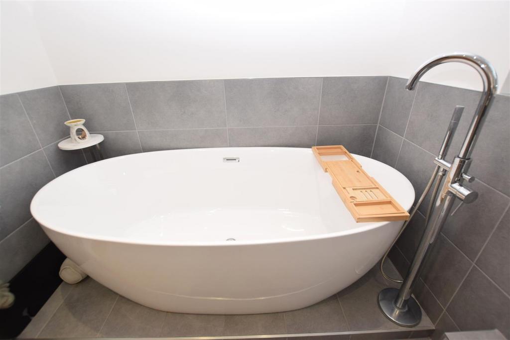 Free standing bath