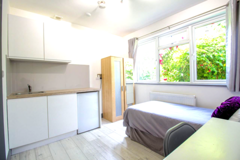 Studio to rent, Dollis Hill Lane, London NW2