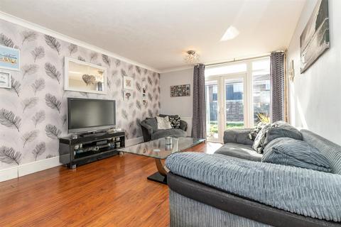 3 bedroom end of terrace house to rent, Hurst Avenue, Sale