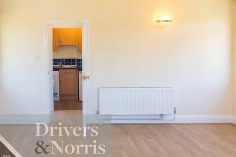 Studio to rent, Alexandra Grove, North Finchley, London, N12