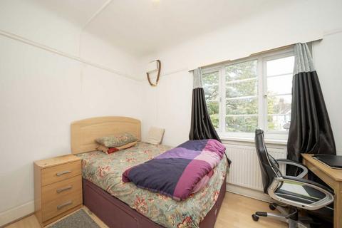 3 bedroom flat for sale, Lampton Road, Hounslow TW3