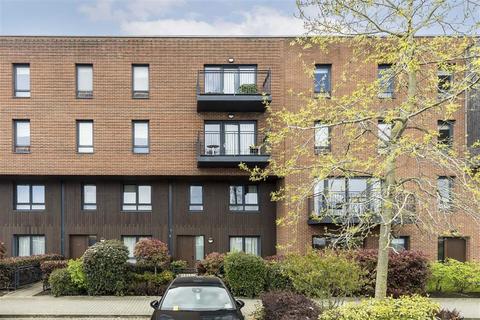 3 bedroom terraced house for sale, Meadowside, London SE9