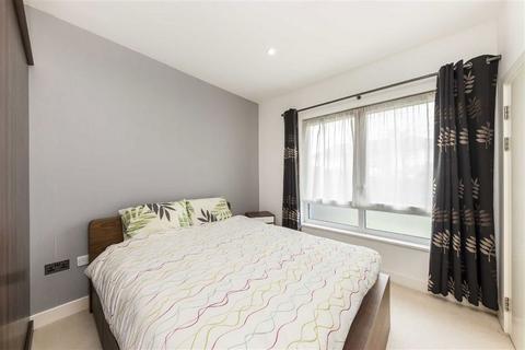 3 bedroom terraced house for sale, Meadowside, London SE9