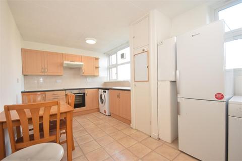 3 bedroom flat to rent, Falcon Grove Battersea London